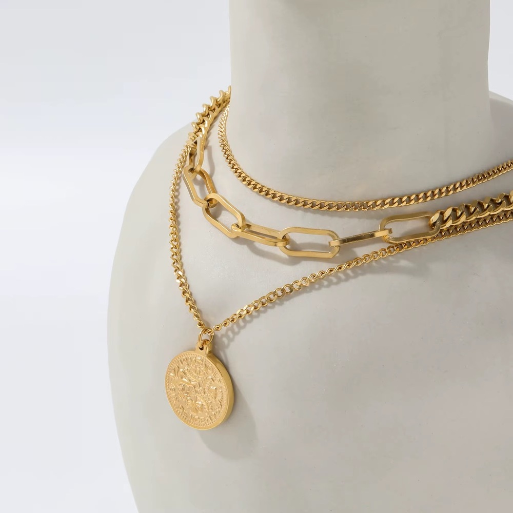 Elegant Gold Necklace Set